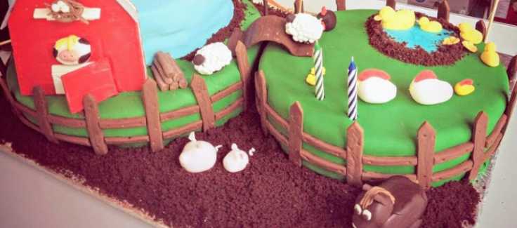 Barnyard Cartoon Cow Baby Chicks Fence and a Barn Edible Cake Topper I – A  Birthday Place